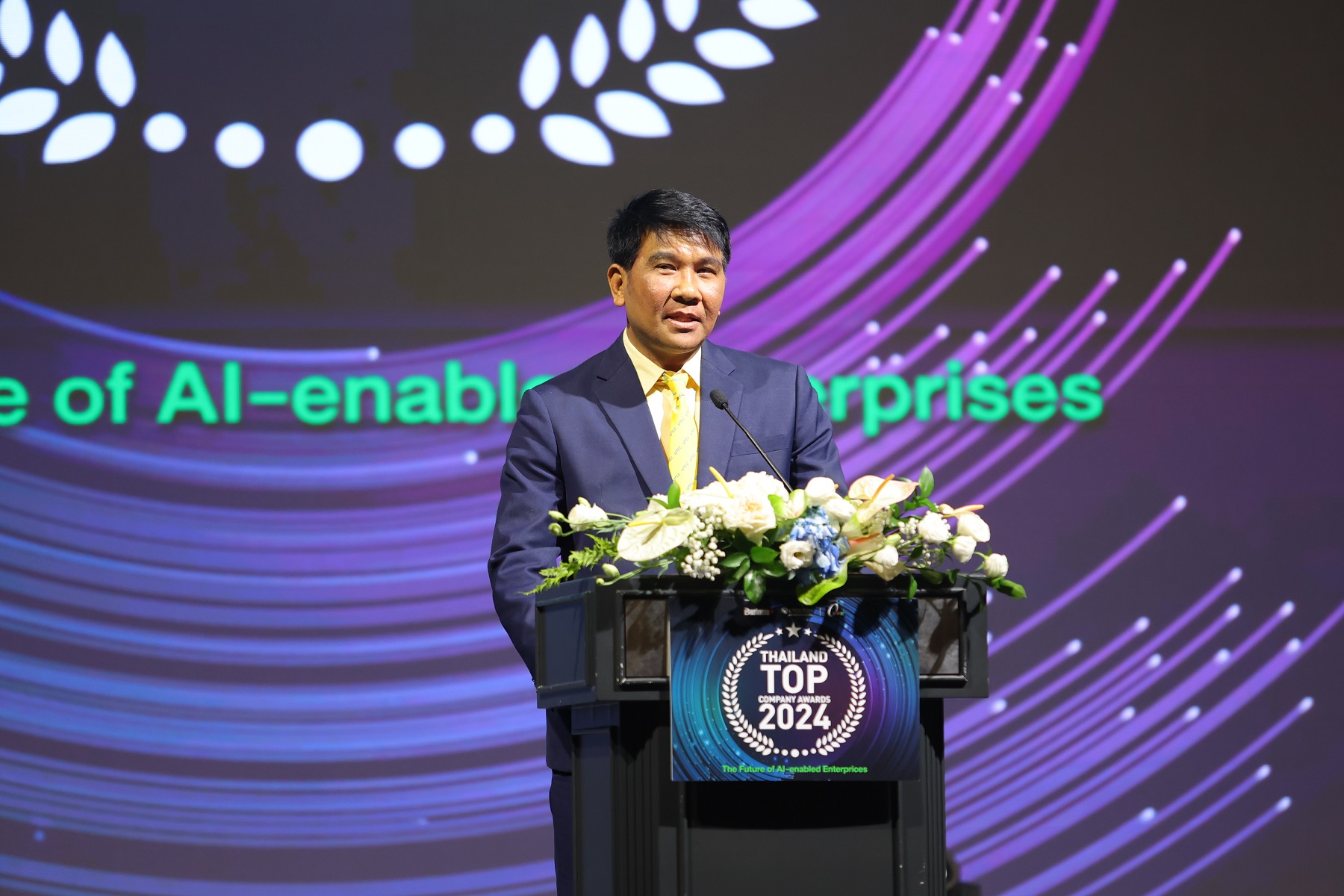 4.รองศาสตราจารย์ ดร.ธนวรรธน์ พลวิชัย อธิการ 0